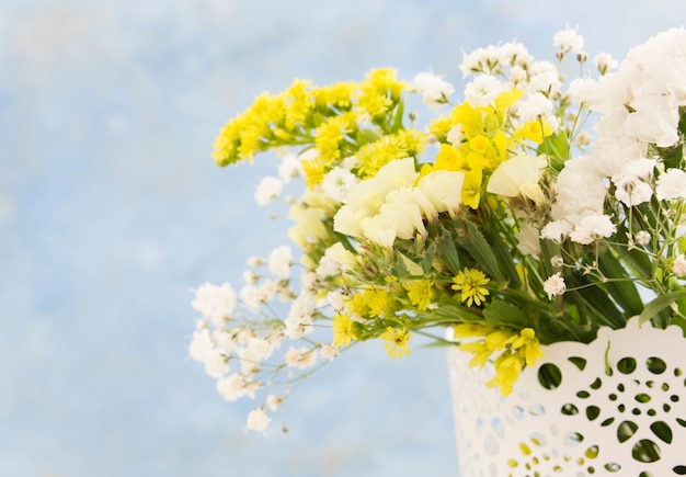 Foto gratuita close-up hermosas flores en un jarrón