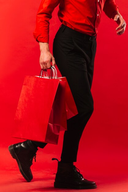 Close-up hombre adulto con bolsas de compras