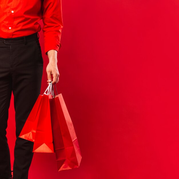 Close-up hombre adulto con bolsas de compras