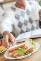 Foto gratuita close-up hombre comiendo bocadillos saludables