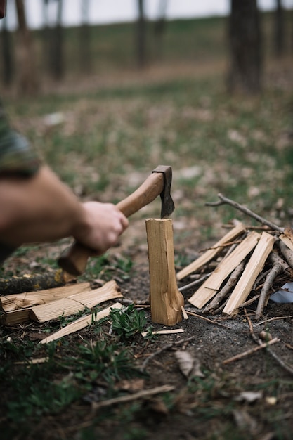 Close-up hombre partiendo madera