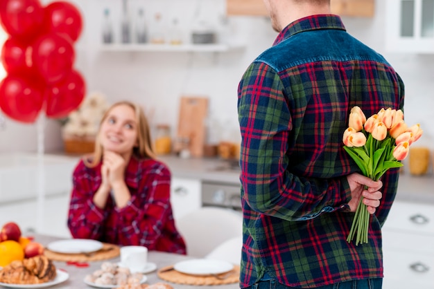 Foto gratuita close-up hombre sorprendente mujer con flores