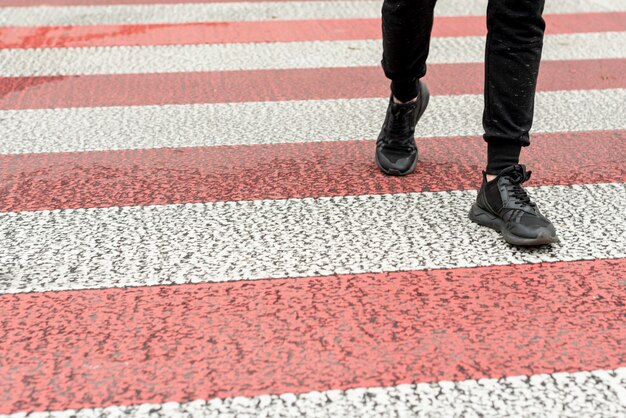 Close-up hombres piernas pasando un paso de peatones