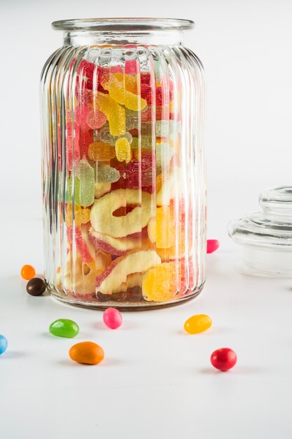 Close-up jar con caramelos de gelatina