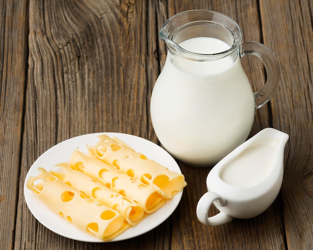 Close-up jarra de leche orgánica con queso