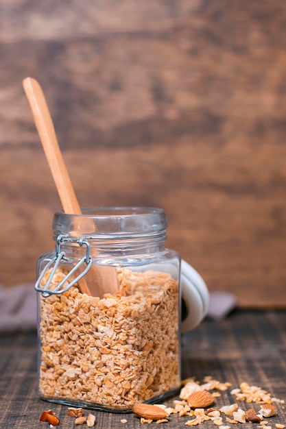 Foto gratuita close-up jarra llena de avena orgánica sobre la mesa