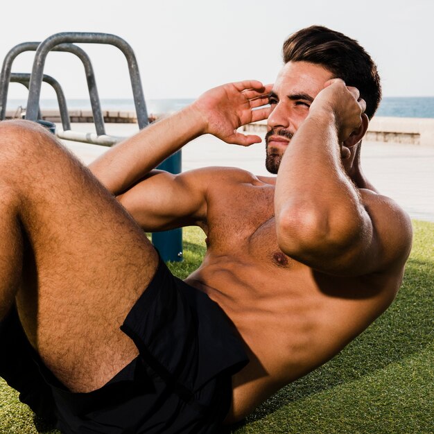 Close-up joven haciendo ejercicios abdominales