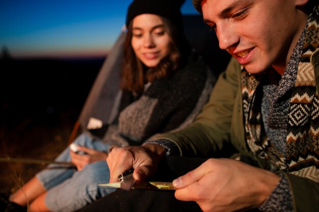 Close-up joven hombre y mujer al aire libre