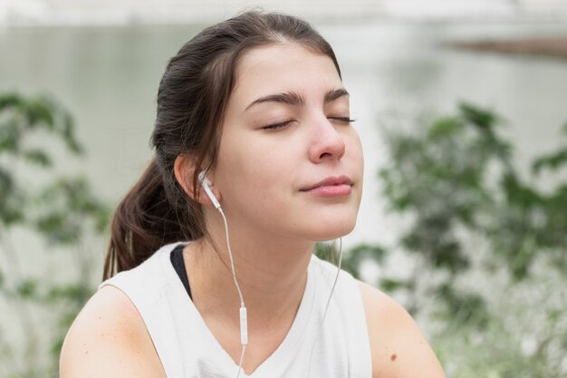 Close-up joven meditando al aire libre