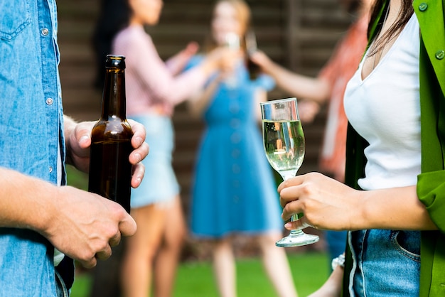 Close-up joven y mujer sosteniendo bebidas