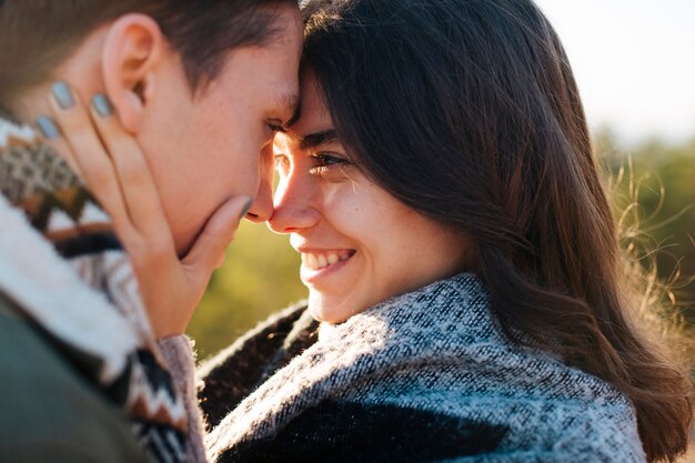 Close-up joven pareja enamorada