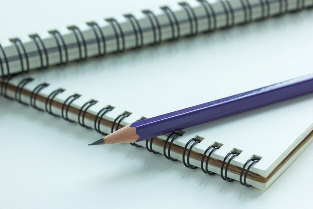 Close up lápiz y cuaderno espiral, punto de enfoque selectivo