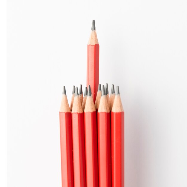 Close-up de lápiz rojo montón aislado sobre fondo blanco.