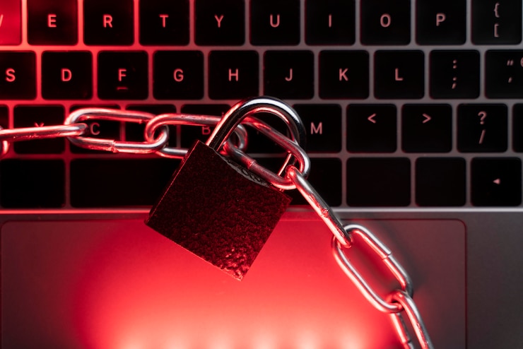 Photo Gratis close up laptop with lock and chain