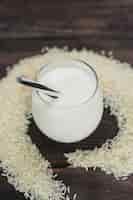 Foto gratuita close-up de leche de arroz casera con paja y arroz blanco