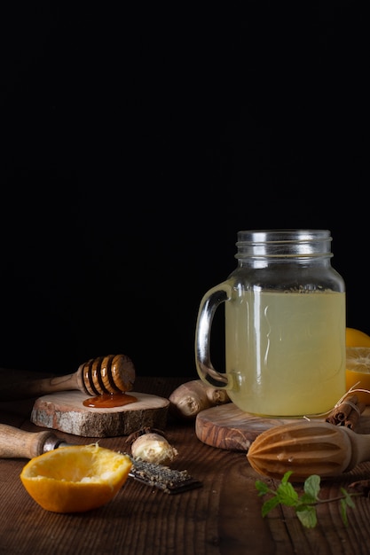 Close-up limonada fresca casera con miel