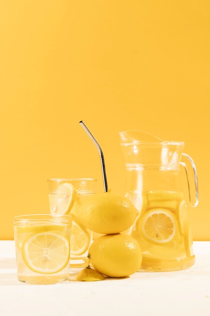 Foto gratuita close-up limonada recién hecha