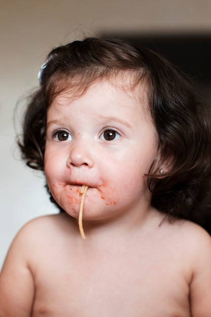 Foto gratuita close-up linda jovencita comiendo espagueti