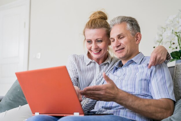 Close-up linda pareja de ancianos con laptop