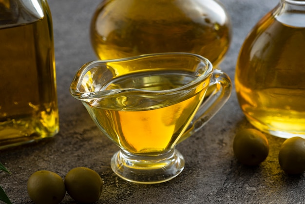 Close-up linda taza llena de aceite de oliva