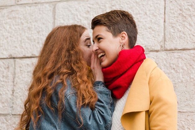 Foto gratuita close-up lindas chicas jóvenes susurrando