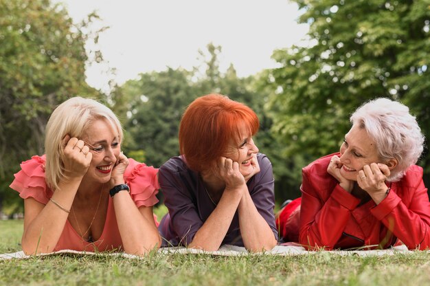 Close-up lindas mujeres mayores en el parque