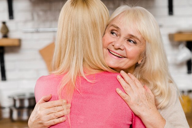 Foto gratuita close-up madre abrazando a su hija