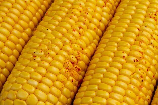 Close-up de maíz con chile en polvo