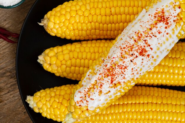 Close-up de maíz hervido con chile en polvo