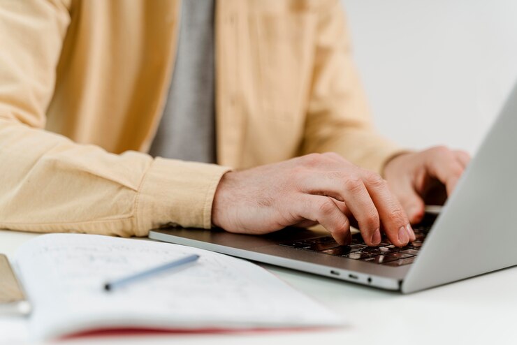 Photo Gratis close up man with laptop