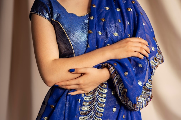 Close-up manos de mujer vistiendo ropa tradicional sari