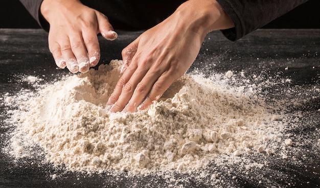 Close-up manos presionando harina