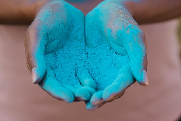Foto gratuita close-up de manos sosteniendo polvo azul