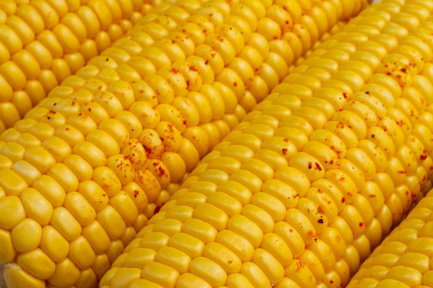 Close-up mazorcas de maíz con pimentón