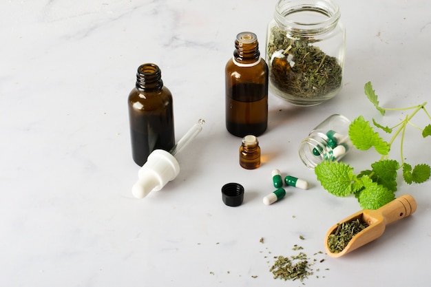 Close-up medicina y pastillas sobre la mesa