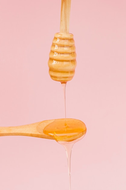 Close-up miel vertiendo en una cuchara