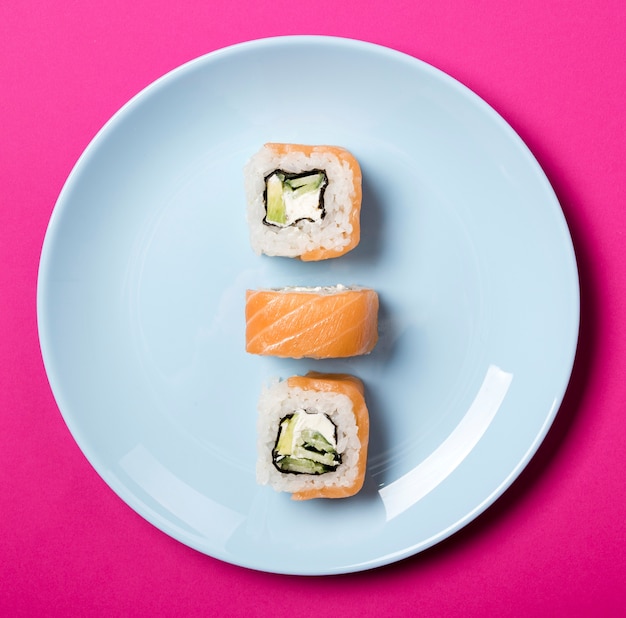 Close-up minimalista sushi rolls en placa