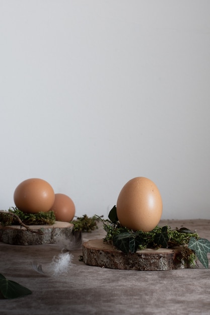 Foto gratuita close-up montón de huevos de pascua tradicionales