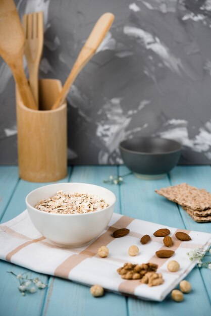 Close-up muesli en un recipiente con nueces