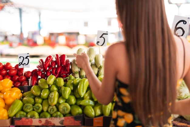 Foto gratuita close-up mujer comprando verduras