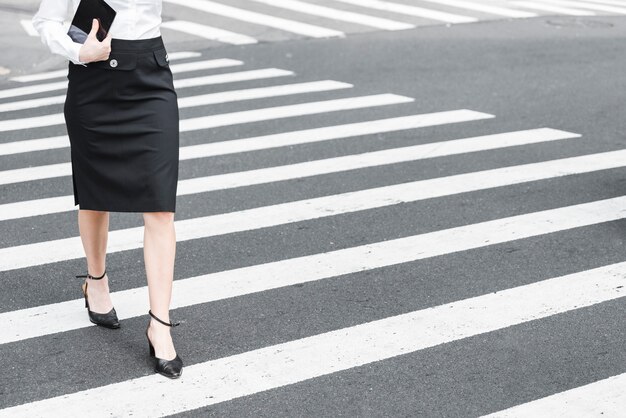 Close-up mujer cruzando la calle