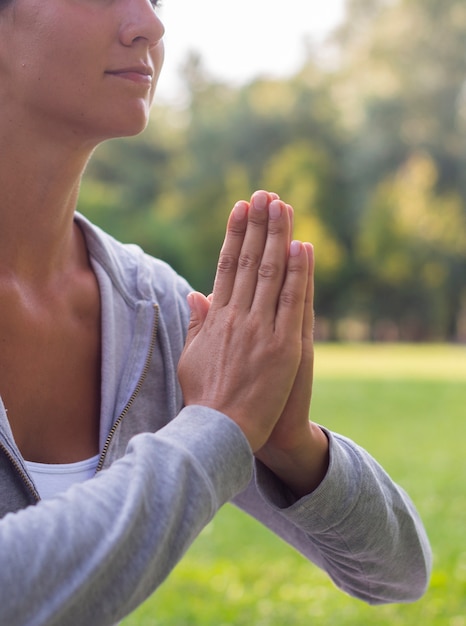 Close-up mujer meditando al aire libre