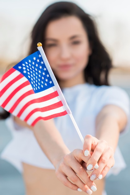 Close-up mujer morena con bandera de Estados Unidos en manos