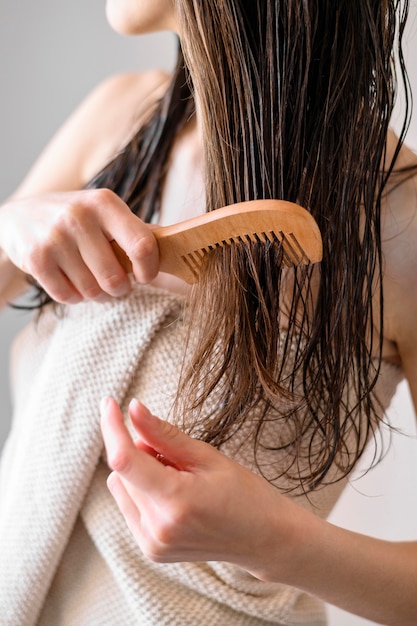 Close-up mujer peinando el cabello