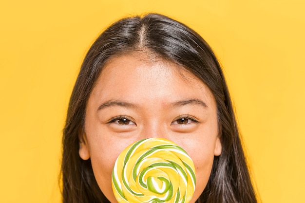 Foto gratuita close-up mujer sonriente y piruleta