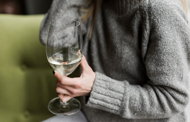 Close-up mujer sosteniendo una copa de vino