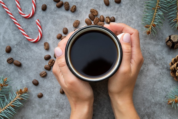 Foto gratuita close-up mujer sosteniendo una taza de café