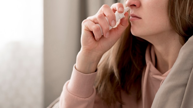 Close-up mujer tomando tratamiento para la secreción nasal