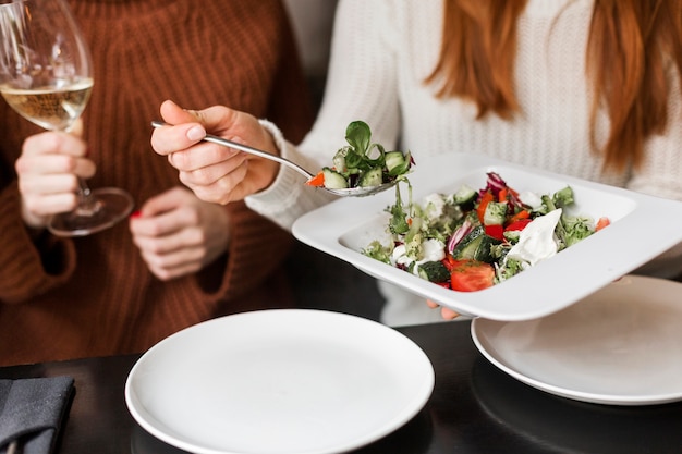 Foto gratuita close-up mujeres con vino y ensalada