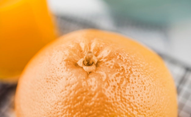 Close-up naranja orgánica sobre la mesa